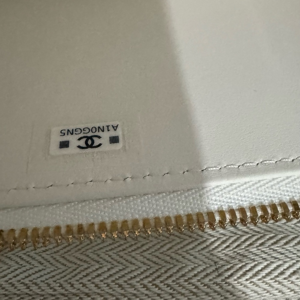 Chanel vanity White Quilted Crossbody Bag with Chain. Come with bag. - Picture 8 of 8